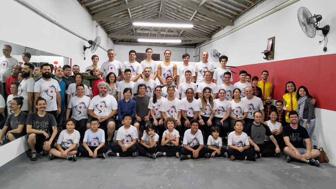 Turma reunida para foto no salão da academia