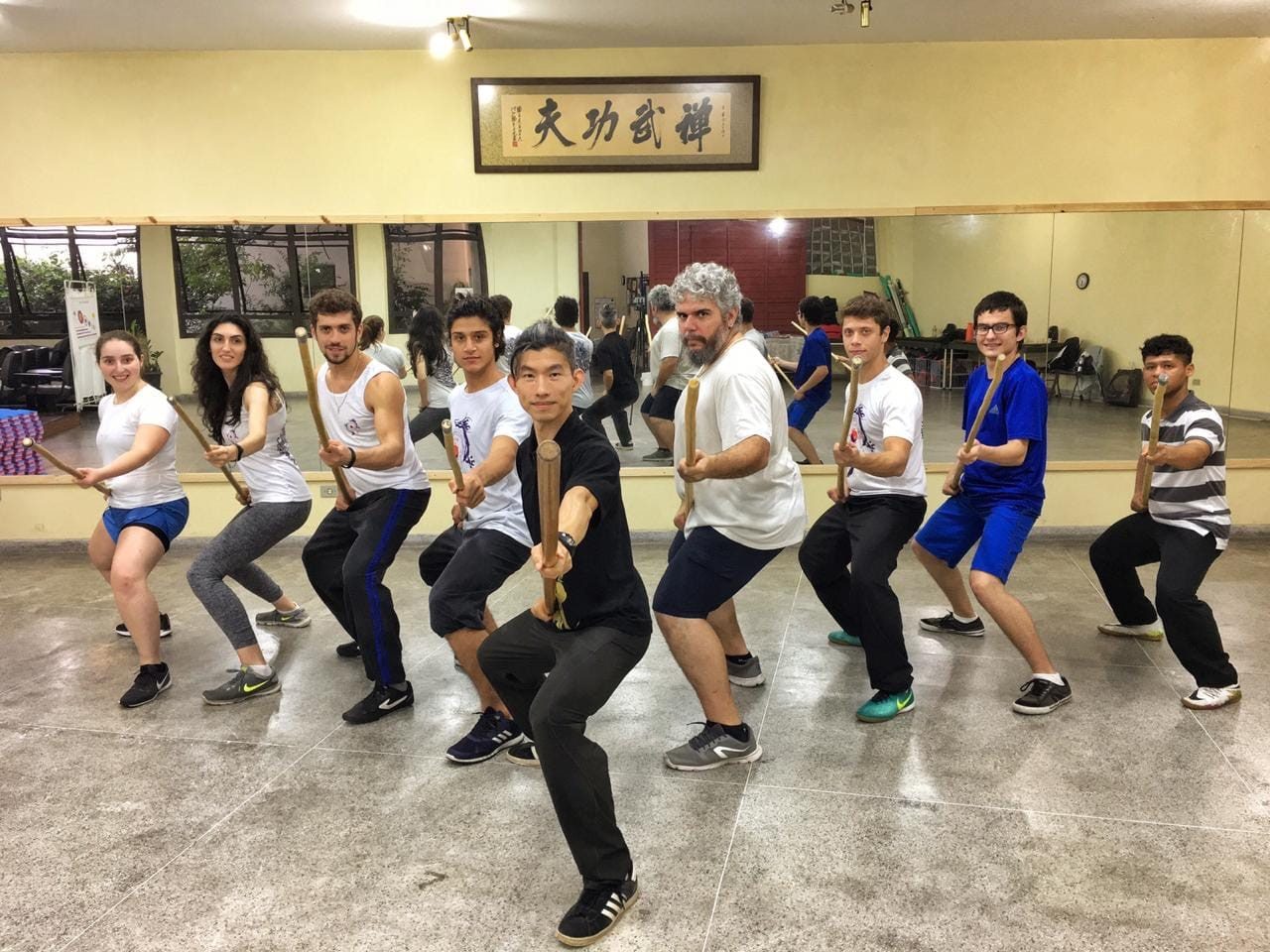 Treino de bastão em grupo